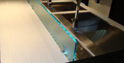 Tabique separador de cristal para la zona de fregadero con iluminación incorporada.